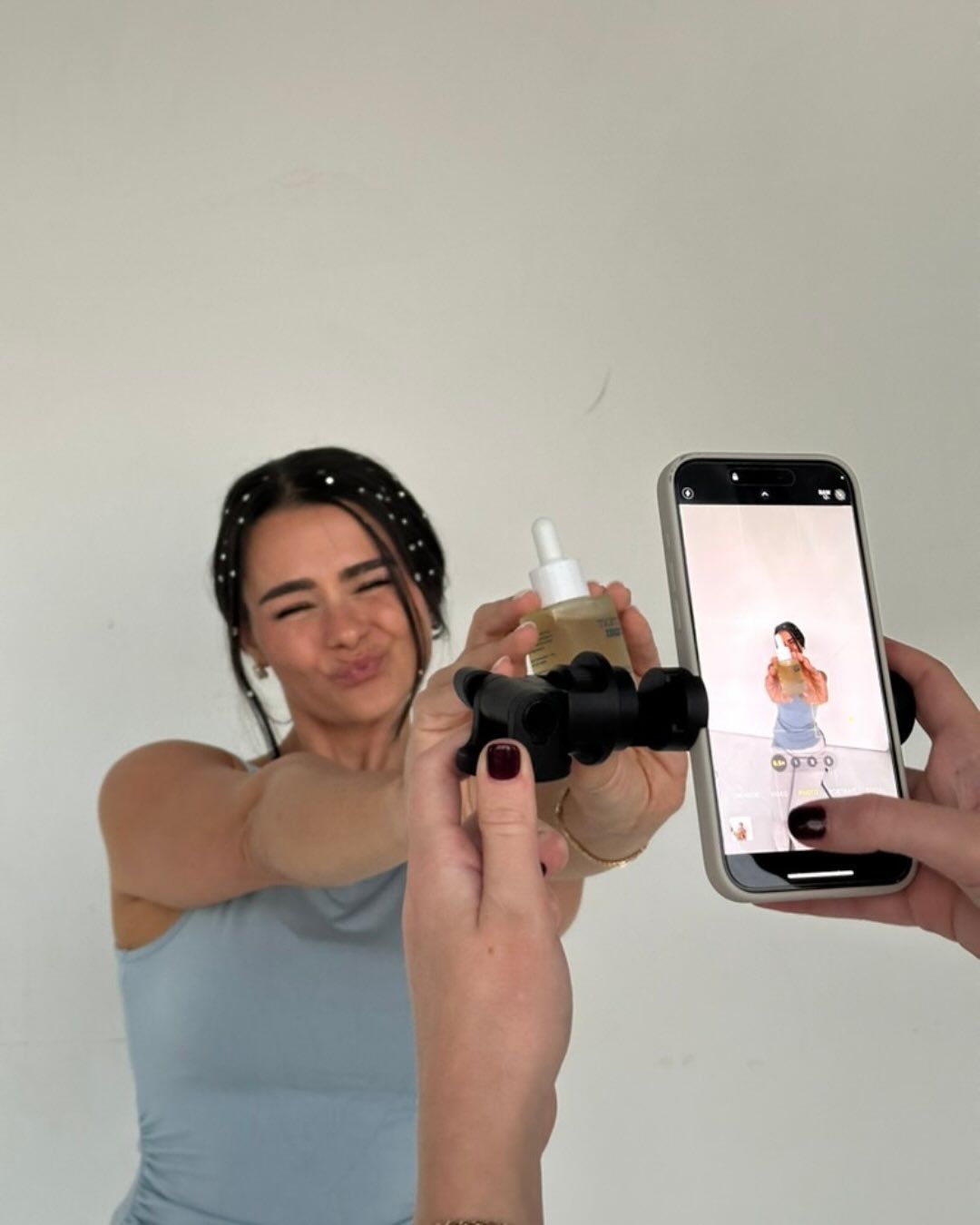 Grabación de una creadora presentando un producto de cuidado personal