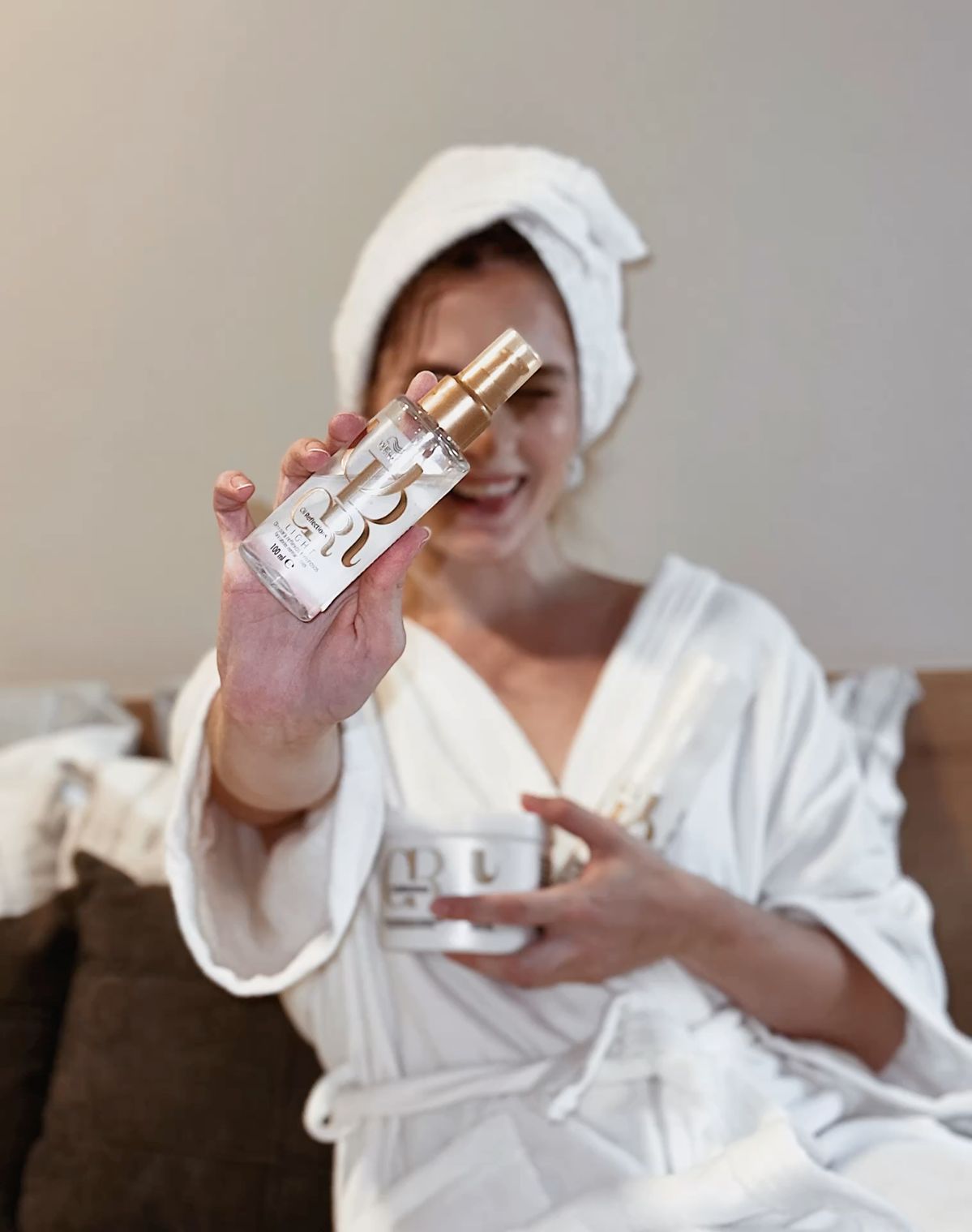 Creadora mostrando un producto de belleza a la cámara