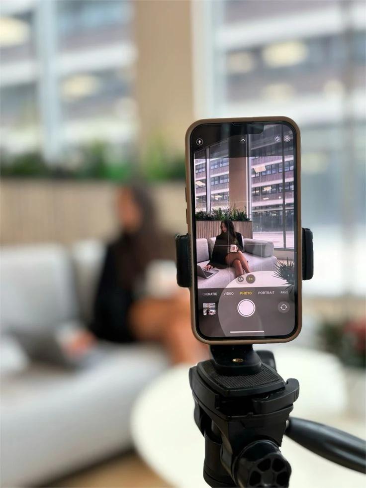 Grabación de contenido para redes sociales con un teléfono en trípode